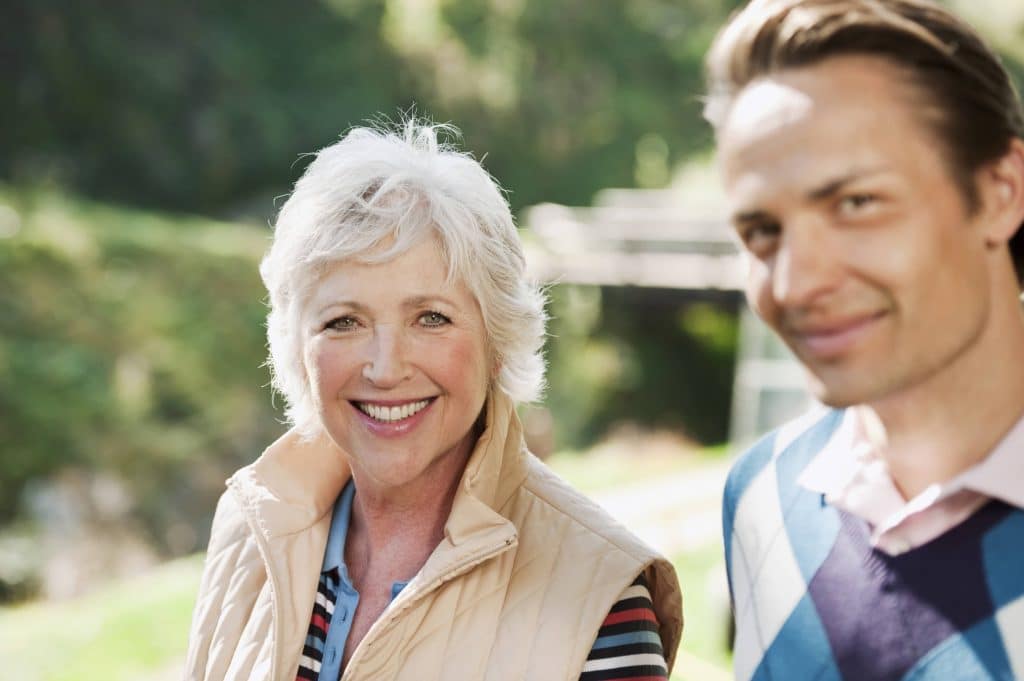 starší žena mladší muž